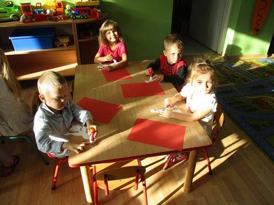  Grafika #1: Przedszkolaki przygotowują się do Święta Niepodległości