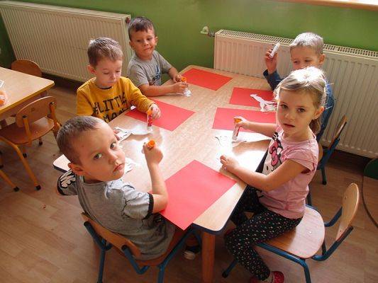  Grafika #0: Przedszkolaki przygotowują się do Święta Niepodległości