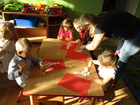  Grafika #3: Przedszkolaki przygotowują się do Święta Niepodległości