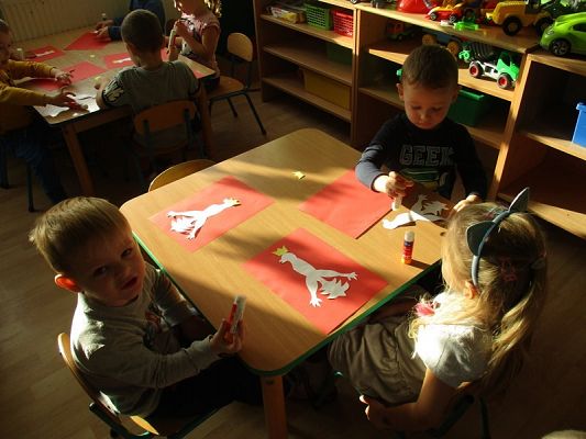  Grafika #5: Przedszkolaki przygotowują się do Święta Niepodległości