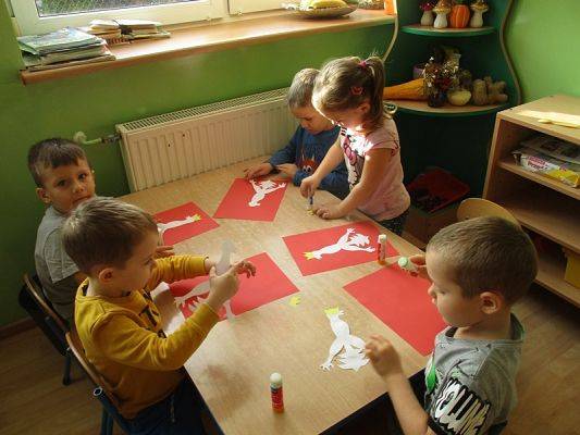  Grafika #4: Przedszkolaki przygotowują się do Święta Niepodległości