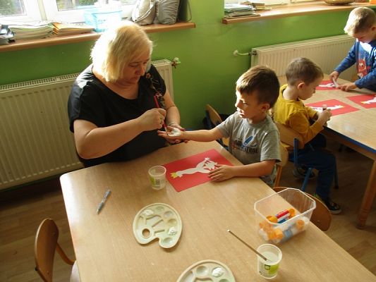  Grafika #13: Przedszkolaki przygotowują się do Święta Niepodległości