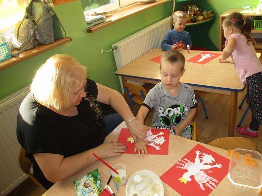  Grafika #16: Przedszkolaki przygotowują się do Święta Niepodległości