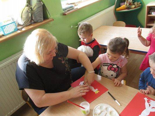  Grafika #15: Przedszkolaki przygotowują się do Święta Niepodległości