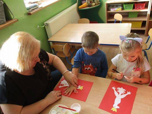  Grafika #17: Przedszkolaki przygotowują się do Święta Niepodległości