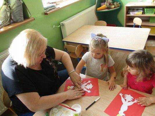  Grafika #18: Przedszkolaki przygotowują się do Święta Niepodległości