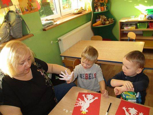  Grafika #6: Przedszkolaki przygotowują się do Święta Niepodległości