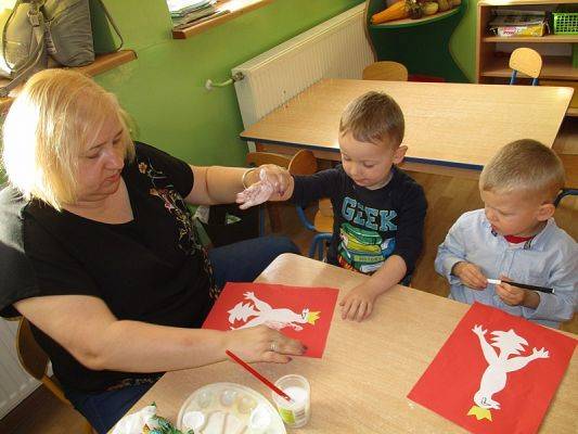  Grafika #7: Przedszkolaki przygotowują się do Święta Niepodległości