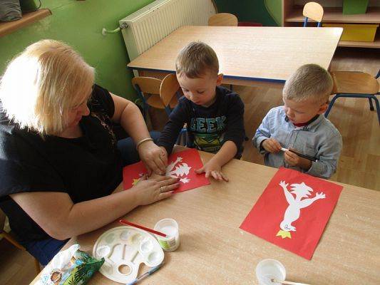  Grafika #8: Przedszkolaki przygotowują się do Święta Niepodległości