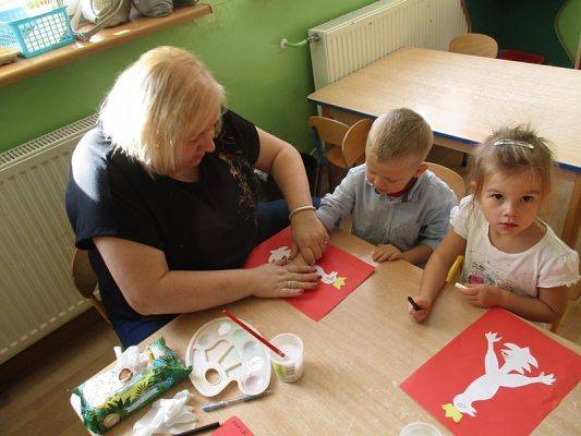  Grafika #9: Przedszkolaki przygotowują się do Święta Niepodległości