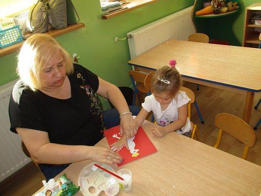  Grafika #10: Przedszkolaki przygotowują się do Święta Niepodległości