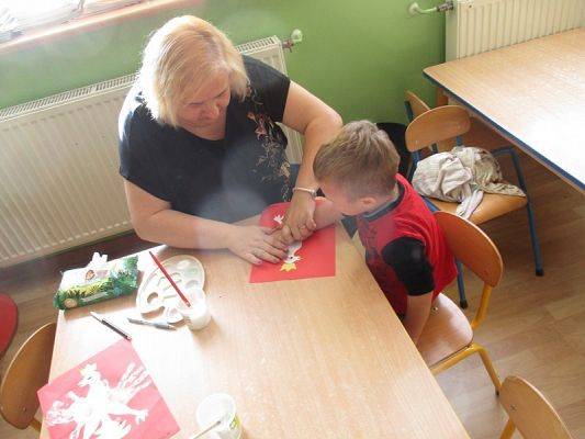  Grafika #11: Przedszkolaki przygotowują się do Święta Niepodległości