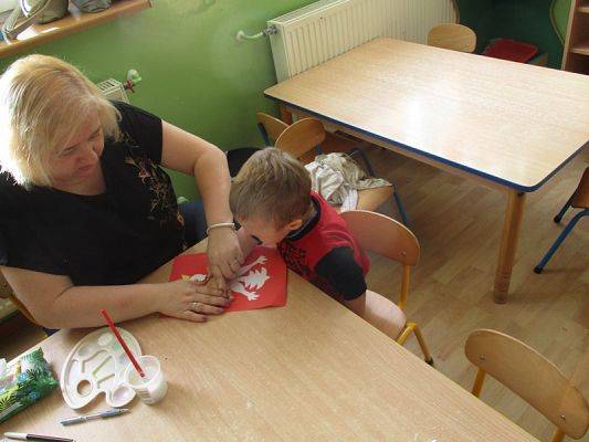  Grafika #12: Przedszkolaki przygotowują się do Święta Niepodległości