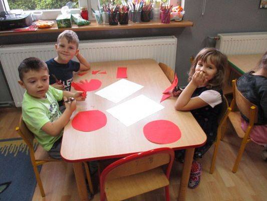  Grafika #20: Przedszkolaki przygotowują się do Święta Niepodległości