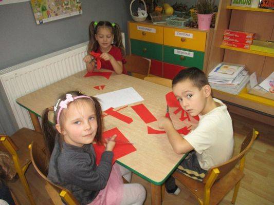  Grafika #21: Przedszkolaki przygotowują się do Święta Niepodległości