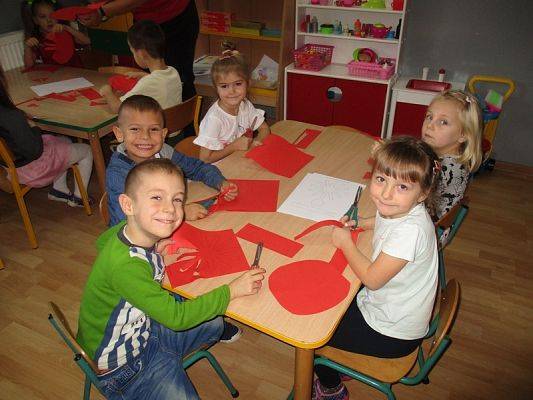  Grafika #22: Przedszkolaki przygotowują się do Święta Niepodległości