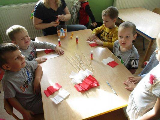  Grafika #30: Przedszkolaki przygotowują się do Święta Niepodległości