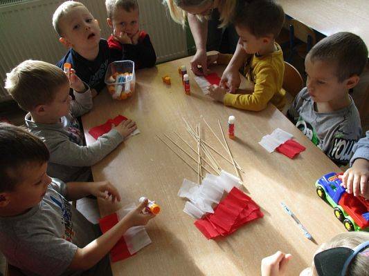  Grafika #31: Przedszkolaki przygotowują się do Święta Niepodległości