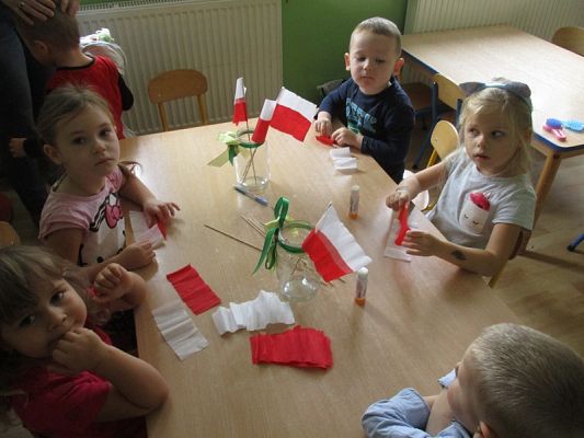  Grafika #32: Przedszkolaki przygotowują się do Święta Niepodległości