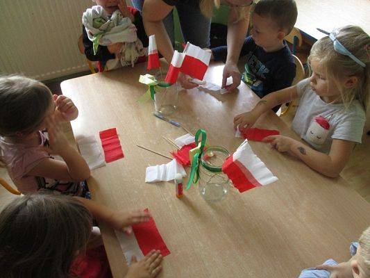  Grafika #33: Przedszkolaki przygotowują się do Święta Niepodległości