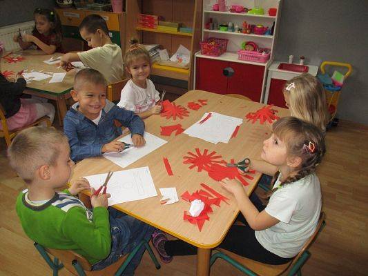  Grafika #23: Przedszkolaki przygotowują się do Święta Niepodległości