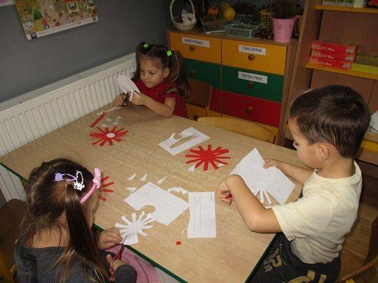  Grafika #28: Przedszkolaki przygotowują się do Święta Niepodległości