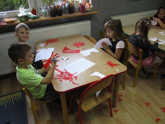  Grafika #24: Przedszkolaki przygotowują się do Święta Niepodległości