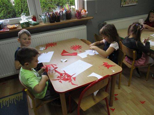  Grafika #25: Przedszkolaki przygotowują się do Święta Niepodległości