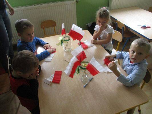  Grafika #34: Przedszkolaki przygotowują się do Święta Niepodległości