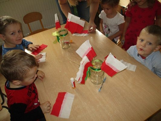  Grafika #35: Przedszkolaki przygotowują się do Święta Niepodległości