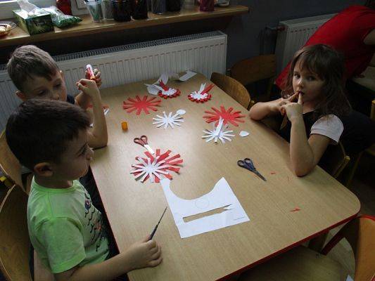  Grafika #27: Przedszkolaki przygotowują się do Święta Niepodległości