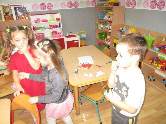  Grafika #26: Przedszkolaki przygotowują się do Święta Niepodległości