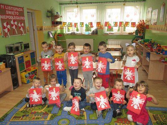  Grafika #36: Przedszkolaki przygotowują się do Święta Niepodległości