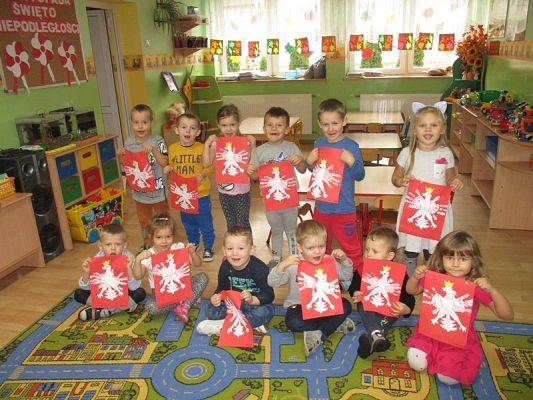  Grafika #37: Przedszkolaki przygotowują się do Święta Niepodległości