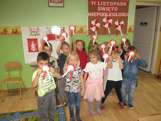  Grafika #38: Przedszkolaki przygotowują się do Święta Niepodległości