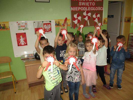  Grafika #39: Przedszkolaki przygotowują się do Święta Niepodległości