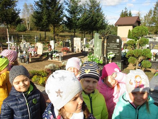 Grafika #0: "Pamiętajmy o tych co odeszli'' - Przedszkolaki z wizytą na cmentarzu