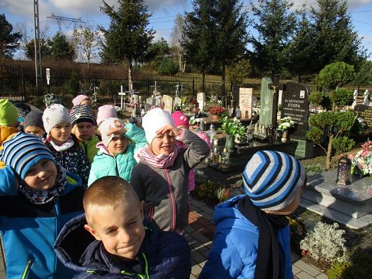 Grafika #1: "Pamiętajmy o tych co odeszli'' - Przedszkolaki z wizytą na cmentarzu