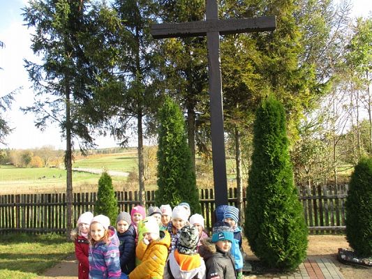 Grafika #5: "Pamiętajmy o tych co odeszli'' - Przedszkolaki z wizytą na cmentarzu