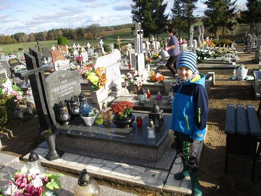 Grafika #4: "Pamiętajmy o tych co odeszli'' - Przedszkolaki z wizytą na cmentarzu