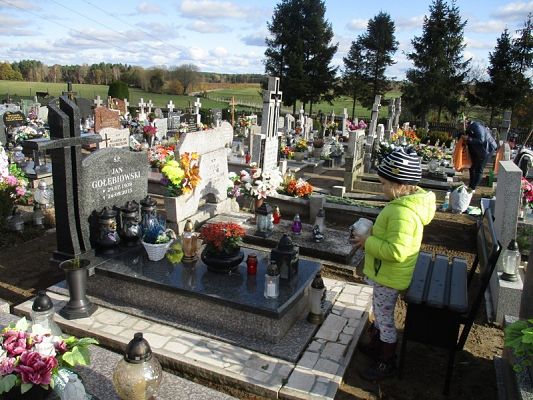 Grafika #3: "Pamiętajmy o tych co odeszli'' - Przedszkolaki z wizytą na cmentarzu