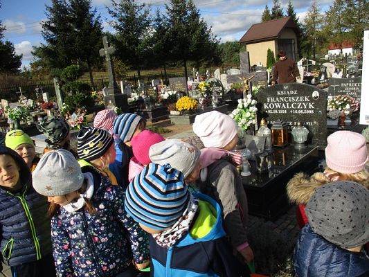 Grafika #2: "Pamiętajmy o tych co odeszli'' - Przedszkolaki z wizytą na cmentarzu