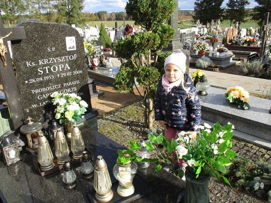 Grafika #7: "Pamiętajmy o tych co odeszli'' - Przedszkolaki z wizytą na cmentarzu