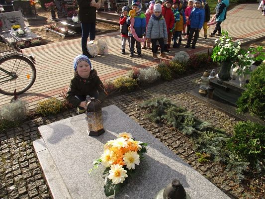 Grafika #8: "Pamiętajmy o tych co odeszli'' - Przedszkolaki z wizytą na cmentarzu