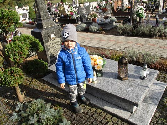 Grafika #9: "Pamiętajmy o tych co odeszli'' - Przedszkolaki z wizytą na cmentarzu