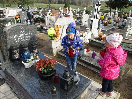 Grafika #10: "Pamiętajmy o tych co odeszli'' - Przedszkolaki z wizytą na cmentarzu