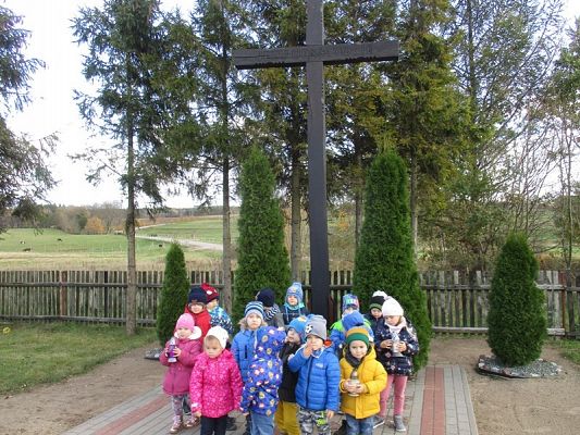 Grafika #14: "Pamiętajmy o tych co odeszli'' - Przedszkolaki z wizytą na cmentarzu