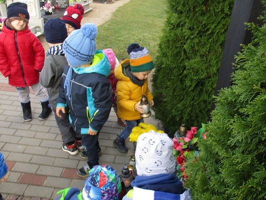 Grafika #13: "Pamiętajmy o tych co odeszli'' - Przedszkolaki z wizytą na cmentarzu