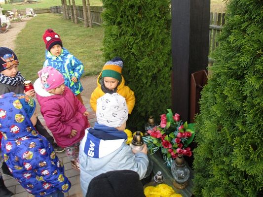 Grafika #11: "Pamiętajmy o tych co odeszli'' - Przedszkolaki z wizytą na cmentarzu