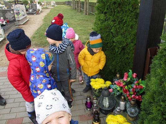 Grafika #12: "Pamiętajmy o tych co odeszli'' - Przedszkolaki z wizytą na cmentarzu